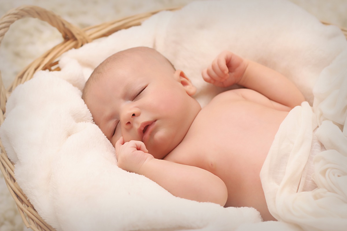 baby-sleeping-on-white-cotton-161709.jpg
